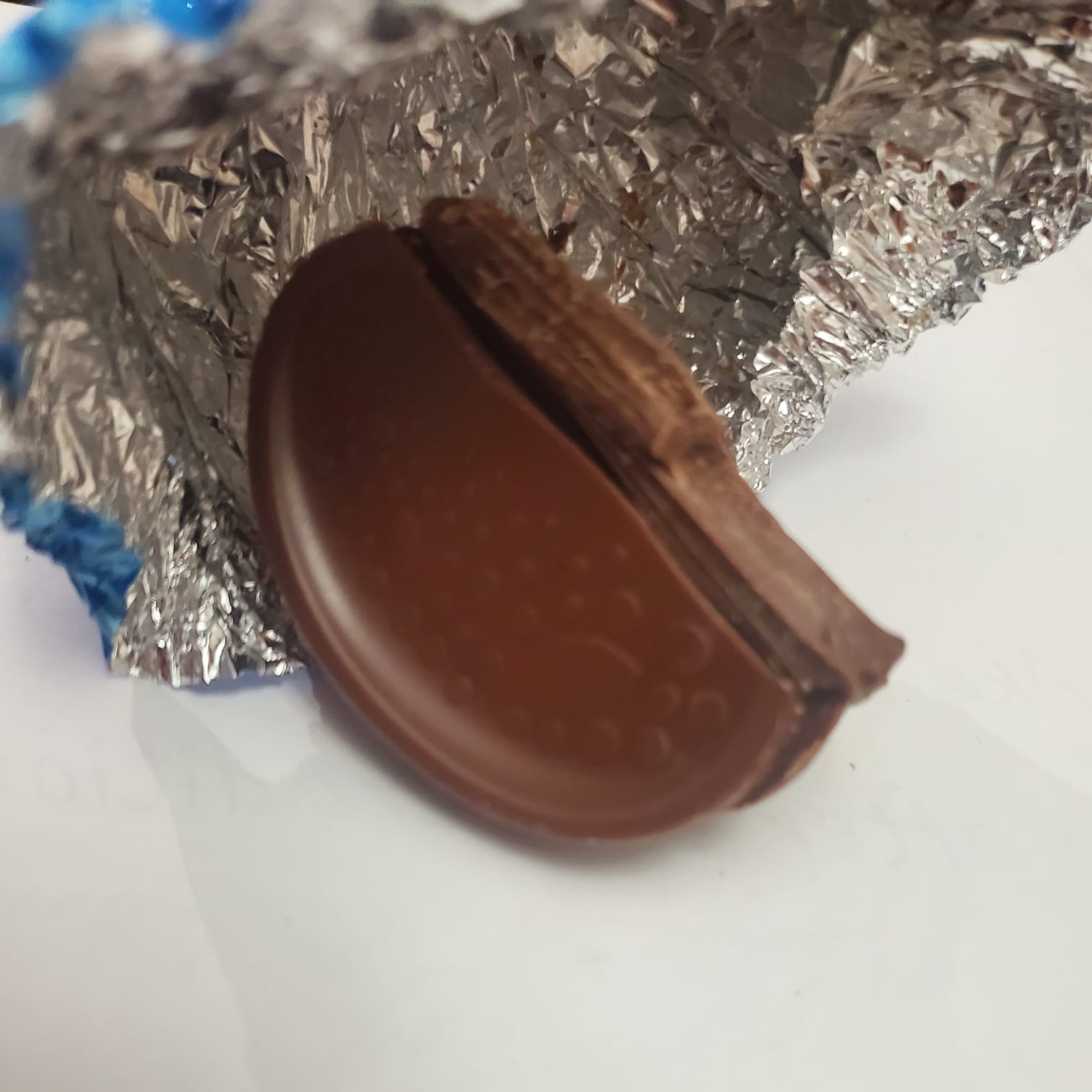 Chocolate Orange:
Breaking the segments apart produced a sharp snapping sound. The foil wrapper crinkled loudly when handled.